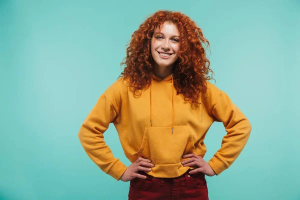 Imagen de la alegre mujer de 20 años con el pelo rizado de jengibre sonriendo y el baño — Foto de Stock