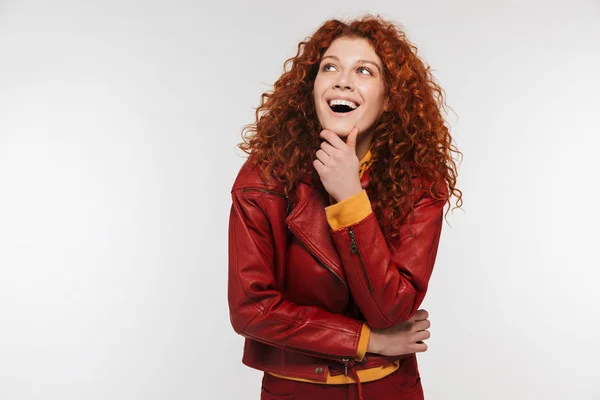 Foto närbild av glada rödhårig kvinna 20s bär skinnjacka — Stockfoto