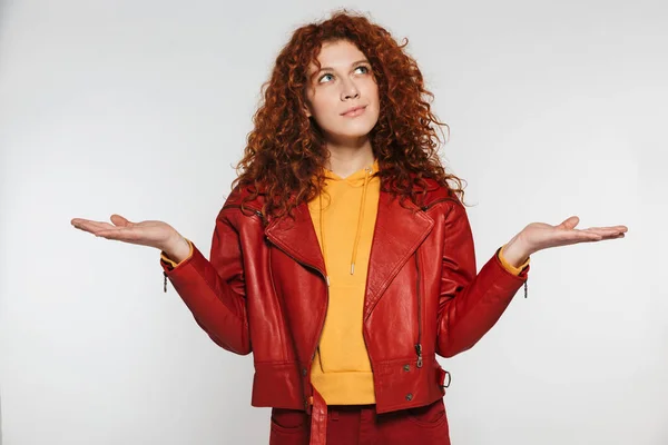 Portret van Kaukasische redhead vrouw 20s dragen lederen jas s — Stockfoto
