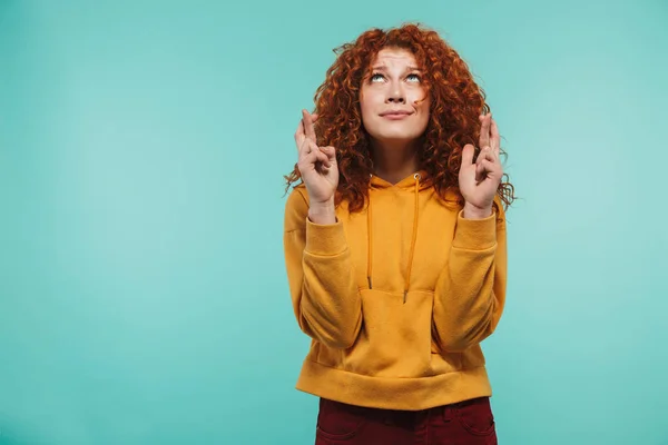 Afbeelding van charmante vrouw 20s met krullend gember haar houden finge — Stockfoto