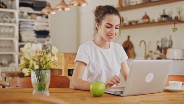 Hübsch Lächelnde Junge Brünette Frau Weißen Shirt Die Laptop Esszimmer — Stockvideo