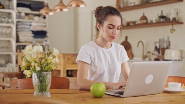 Mooie Geconcentreerde Jonge Brunette Vrouw Wit Shirt Werken Laptop Computer — Stockvideo