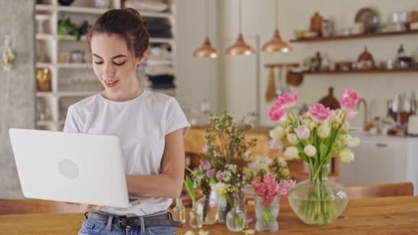 Yemek Odasında Masanın Yanında Duran Dizüstü Bilgisayar Kullanarak Beyaz Shirt — Stok video