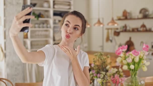 Beyaz Tişörtlü Sevimli Genç Esmer Bayan Yemek Odasında Duran Akıllı — Stok video