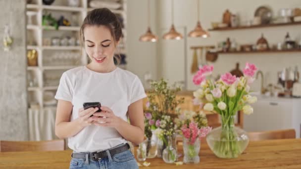 Yemek Odasında Masanın Yanında Duran Akıllı Telefon Kullanarak Beyaz Shirt — Stok video