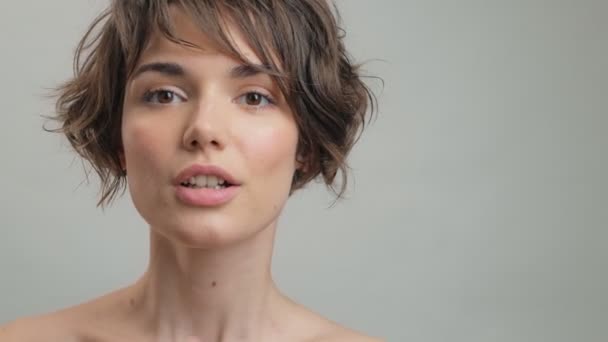 Aantrekkelijke Jonge Vrouw Met Natuurlijke Huid Maken Stilte Gebaar Terwijl — Stockvideo