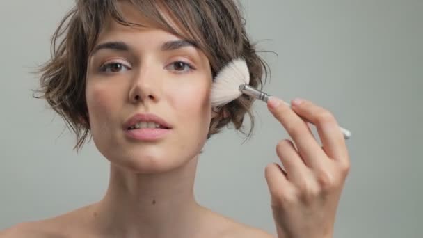 Linda Joven Con Piel Natural Haciendo Maquillaje Usando Cepillo Mientras — Vídeos de Stock