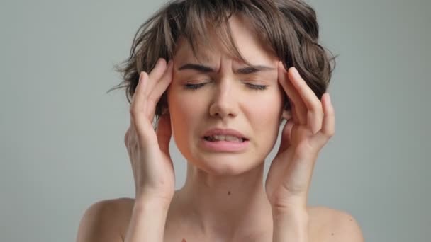 Dość Zmęczona Panienka Naturalną Skórą Bólu Głowy Nad Szarym Tłem — Wideo stockowe
