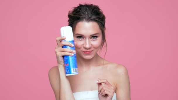 Beauté Femme Brune Heureuse Avec Des Perles Sur Visage Les — Video