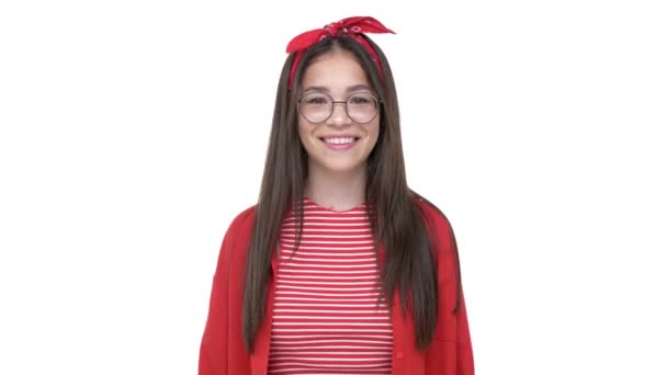 Hermosa Joven Con Camisa Roja Riendo Muy Fuerte Mientras Mira — Vídeo de stock