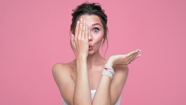 Beauty Cheerful Brunette Woman Pearls Face Hands Having Fun Posing — Stock Video