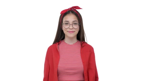 Linda Chica Joven Camisa Roja Sonriendo Soplando Beso Mientras Mira — Vídeos de Stock