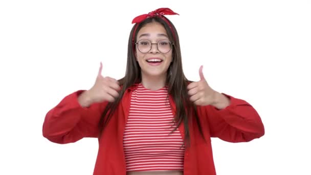 Atractiva Chica Joven Feliz Camisa Roja Haciendo Pulgares Hacia Arriba — Vídeos de Stock