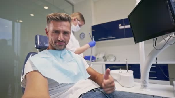 Homme Souriant Attrayant Prenant Une Photo Selfie Pendant Que Dentiste — Video