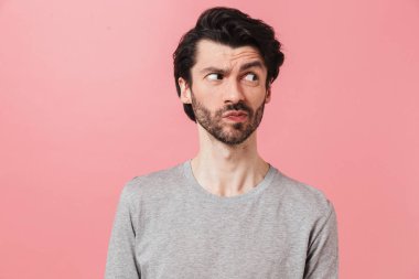 Yakışıklı genç karışık sakallı esmer adam