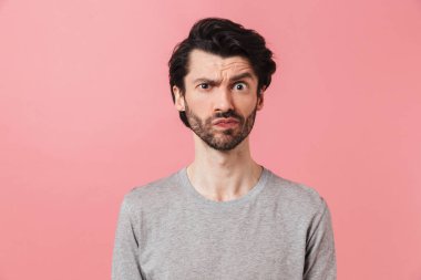 Yakışıklı genç karışık sakallı esmer adam