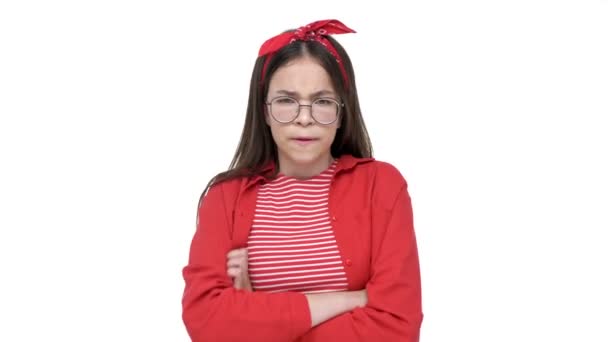 Muchacha Morena Joven Molesta Camisa Roja Con Mirada Resentida Las — Vídeos de Stock