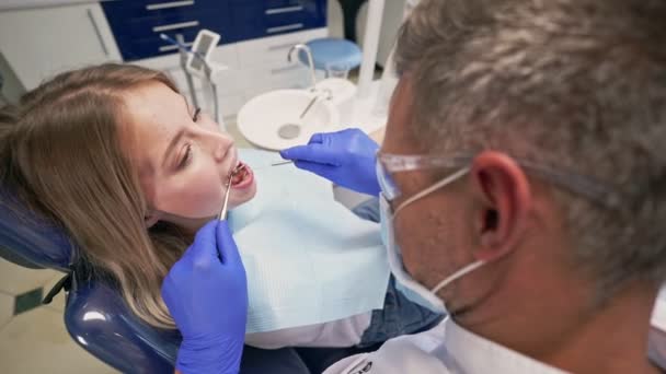 Diş Kliniğinde Diş Hekimi Ile Diş Prosedürü Yaparken Sandalyede Oturan — Stok video