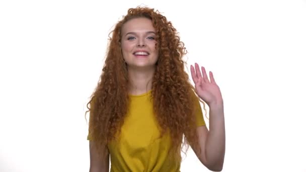 Smiling Young Redhead Curly Woman Waving Camera White Background Isolated — Stock Video