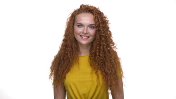 Schattige Jonge Redhead Krullend Vrouw Glimlachend Naar Camera Witte Achtergrond — Stockvideo