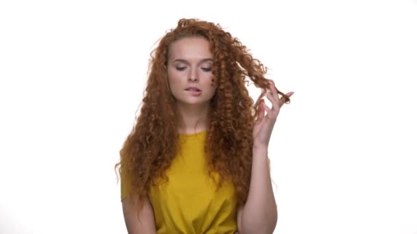 Αρκετά Νέος Κοκκινομαλλα Σγουρά Κυρία Τυλίγων Μαλλιών Στο Δάχτυλό Της — Αρχείο Βίντεο