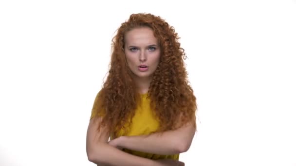 白い背景の上にカメラを見ながら 手を組んで悲しい若い赤毛の巻き毛の女性が孤立 — ストック動画