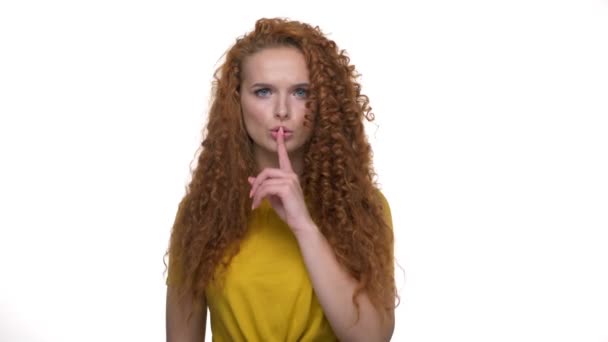 Ernstige Jonge Redhead Krullend Vrouw Maken Stilte Gebaar Schudden Haar — Stockvideo