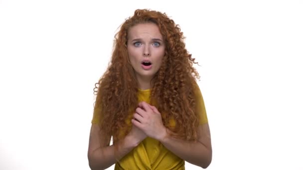 Bouleversé Jeune Rousse Bouclé Dame Devenir Choqué Sentir Douleur Dans — Video