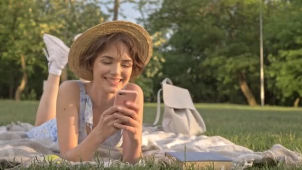 Όμορφη Χαμογελαστή Νεαρή Γυναίκα Συνομιλώντας Στο Smartphone Και Κάνοντας Selfie — Αρχείο Βίντεο