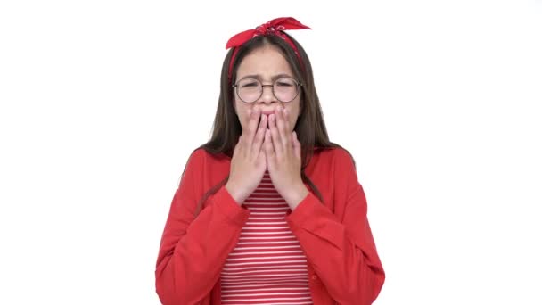Allvarlig Ung Brunett Flicka Röd Skjorta Överraskande Och Chockerande Från — Stockvideo