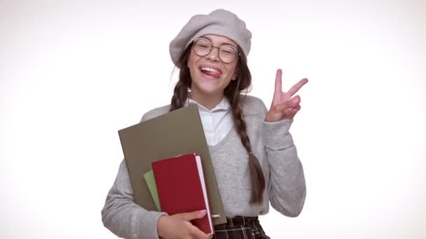 Jovem Estudante Morena Feliz Com Livros Divertindo Fazendo Gesto Paz — Vídeo de Stock