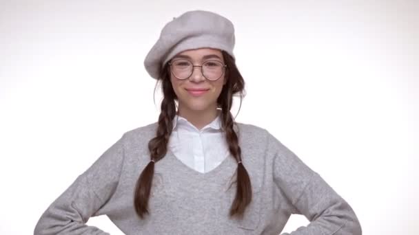 Fröhlich Lächelnde Junge Brünette Mädchen Grimmig Und Friedensgeste Machen Während — Stockvideo