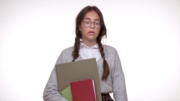 Привлекательная Юная Брюнетка Студентка Книгами Чувствует Усталость Грусть Глядя Камеру — стоковое видео