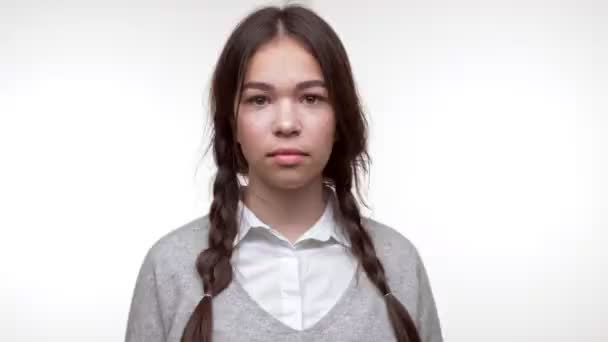 Niedliche Emotionale Junge Brünette Mädchen Immer Sehr Wütend Während Sie — Stockvideo