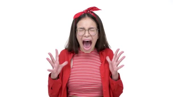 Boos Jong Brunette Meisje Rood Shirt Schreeuwen Terwijl Het Kijken — Stockvideo