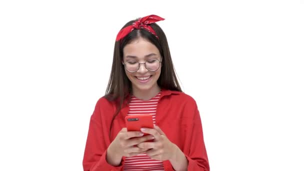 Όμορφη Νεαρή Μελαχρινή Κορίτσι Κόκκινο Πουκάμισο Χαμογελά Και Γέλιο Ενώ — Αρχείο Βίντεο
