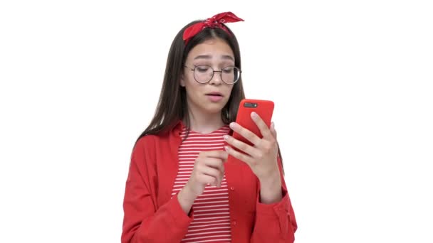 Menina Bonita Morena Camisa Vermelha Procura Virtual Namoro Aplicativo Smartphone — Vídeo de Stock