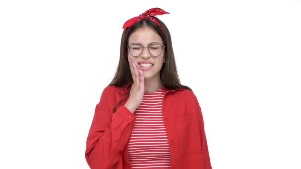 Boos Jong Brunette Meisje Rood Shirt Lijdt Aan Tandpijn Terwijl — Stockvideo
