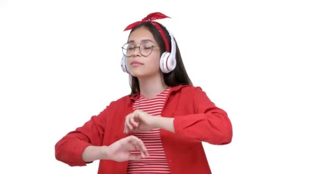 Ευτυχισμένο Νεαρό Μελαχρινή Κορίτσι Κόκκινο Πουκάμισο Ακούγοντας Μουσική Ασύρματα Ακουστικά — Αρχείο Βίντεο