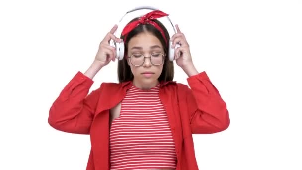 Hermosa Chica Morena Joven Camisa Roja Poner Auriculares Inalámbricos Escuchar — Vídeos de Stock