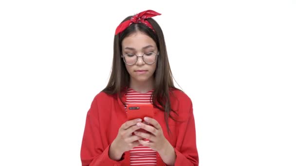 Schöne Konzentrierte Junge Brünette Mädchen Rotem Hemd Lächelt Während Auf — Stockvideo