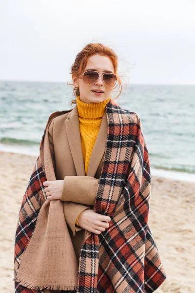 Bella giovane donna rossa che indossa cappotto autunno — Foto Stock