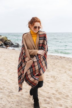 Sonbahar ceket giyen güzel genç kızıl saçlı kadın