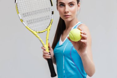 Kendine güvenen bir kadın tenisçi kırpılmış görüntü