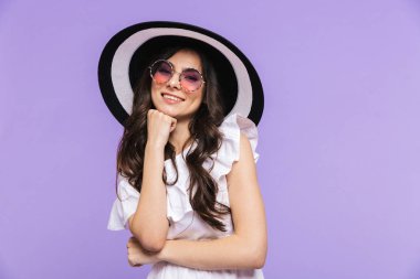 Güzel genç kadın ayakta yaz kıyafeti giyiyor