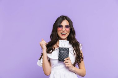 Güzel genç kadın ayakta yaz kıyafeti giyiyor