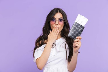 Güzel genç kadın ayakta yaz kıyafeti giyiyor