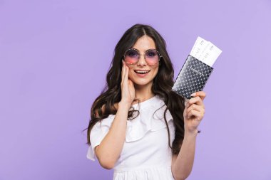 Güzel genç kadın ayakta yaz kıyafeti giyiyor