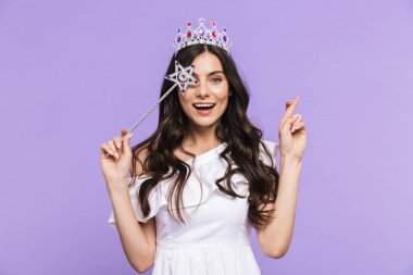 Güzel genç kadın ayakta yaz kıyafeti giyiyor