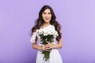 Güzel genç esmer kadın izole ayakta